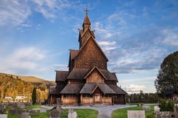 Stavkirke: gammel kirke bygget i tre med en bærende konstruksjon av staver