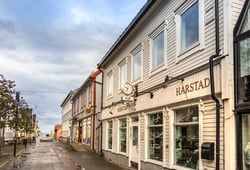 Gate med toetasjes trehus i hvitt