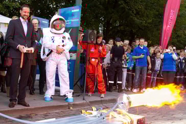 H.K.H. Kronprins Haakon starter rakettmotoren på forskningstorg i Oslo, i 2011.