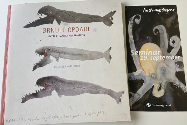 Forside på bok om Ørnulf Opdahls deltagelse på havforskningseskepdisjonen Mar-Eco og programflyer for Forskningsdagene med samme tema