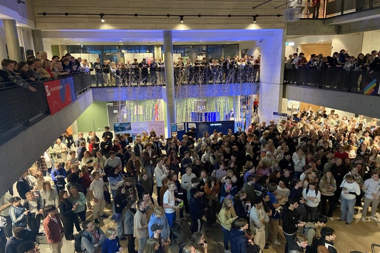 Mange ungdommer samlet inne på Gløshaugen, NTNU, i Trondheim under Researchers Night.