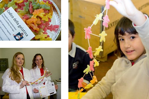 Sammensatt av tre bilder: seigmenn på fat, to damer i hvit forskerfrakk og barn som lager DNA-heliks med godteriet Seigmenn og tannpirkere.