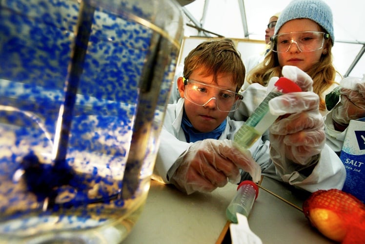 Gutt og jente med vernebriller er med på eksperiment med salt