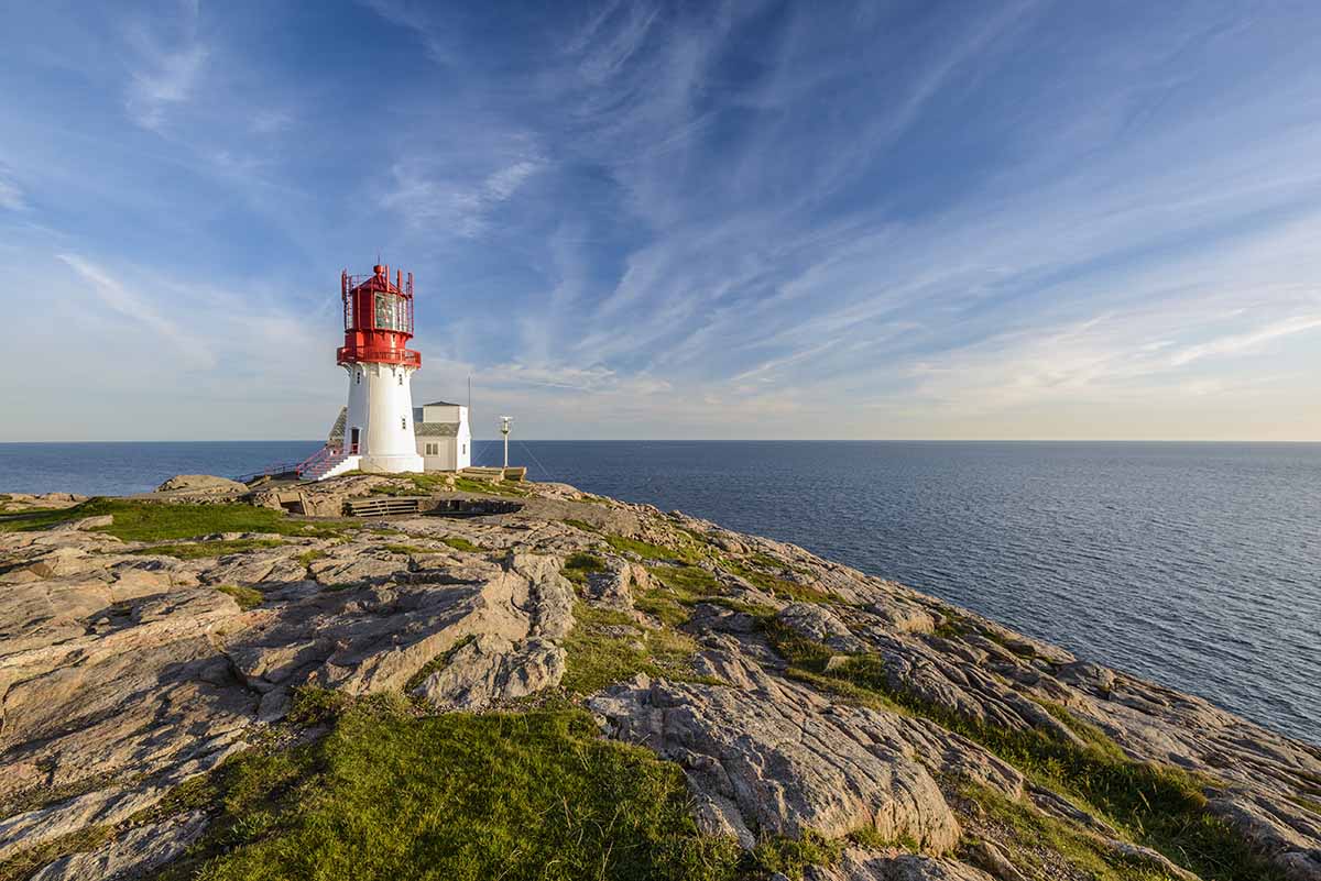 Fyrlykt på svaberg med hav bak. Bildet er tatt på Lindesnes, helt sør i Norge