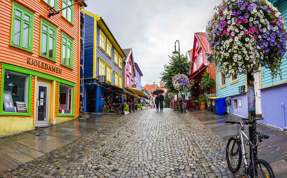 Bilde av en gate med fargerike trehus, kalt Fargegata i Stavanger